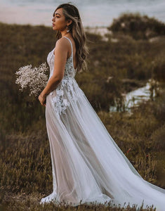 White Spaghetti Scoop Neck Backless Wedding Dress 2025